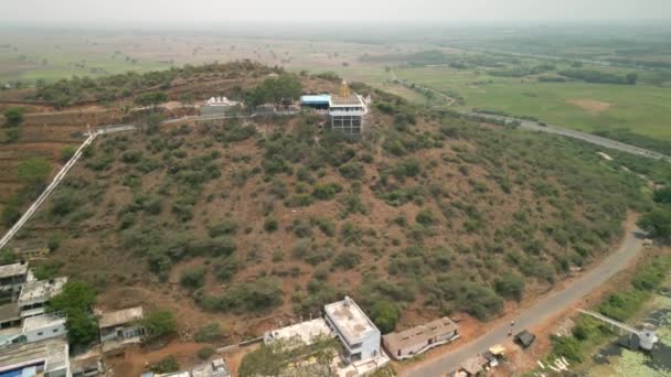 Rastreamento Drone Tiro Templo Topo Uma Colina Sul Índia Vista — Vídeo de Stock