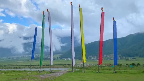 Kleurrijke Boeddhistische Gebed Vlaggen Gezien Fladderen Wind Met Bergen Achtergrond — Stockvideo