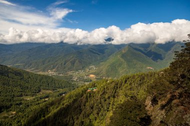 Bhutan 'da ağaçları ve dağları olan güzel bir vadi manzarası, Asya' da manzaralı panorama dağı yaz manzarası.