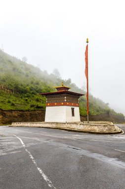 Palela Chorten 'in Butan' daki Pele La Pass 'taki görüntüsü.