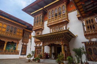 Bhutan 'da bir manastırın içini görmek, Asya' da dini bir tapınağın mimarisini görmek. 