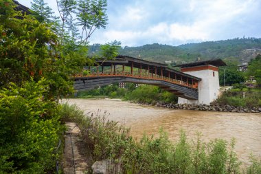 Bhutan 'ın Bumthang bölgesindeki Mo Chhu nehri üzerindeki bir köprü manzarası..