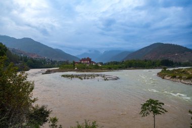 Butan 'da iki nehrin buluşma noktası. Pho Chhu nehri ve Mo Chhu nehrinin buluşma noktası. Arka planda Punakha Dzong görünüyor..