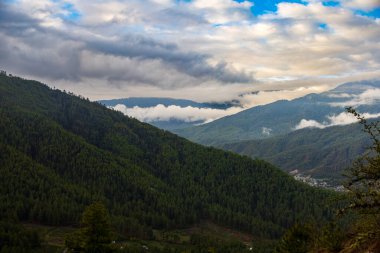 Bhutan 'da ağaçları ve dağları olan güzel bir vadi manzarası, Asya' da manzaralı panorama dağı yaz manzarası.