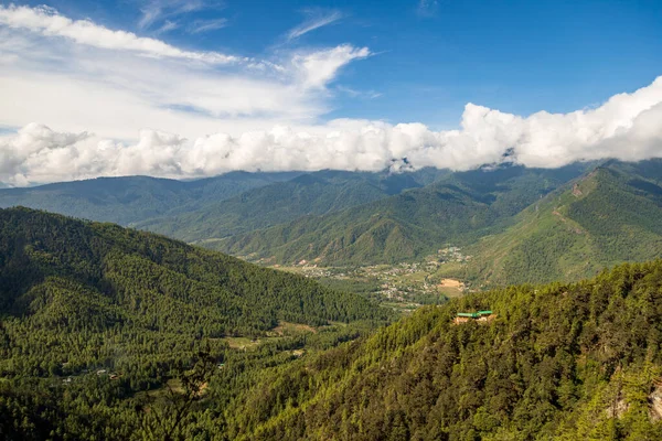 Bhutan 'da ağaçları ve dağları olan güzel bir vadi manzarası, Asya' da manzaralı panorama dağı yaz manzarası.