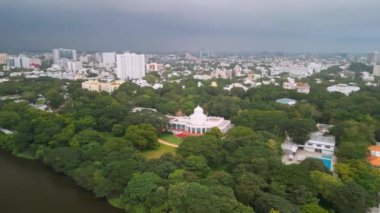 Adyar Nehri 'nin havadan görünüşü ve Chennai' deki binalar.