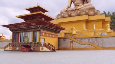 Thimphu, Butan 'daki büyük Buda Dordenma heykelinin manzarası. Butan dağlarında oturan dev Buda heykeli..