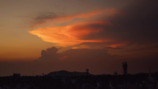 印度钦奈日落时看到的橙色天空中的云彩景象 — 图库视频影像
