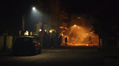 Hindistan 'da Chennai sokaklarında Diwali kutlamaları, havai fişekler..