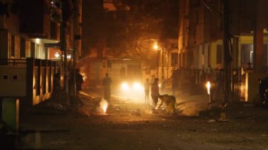 Hindistan 'da Chennai sokaklarında Diwali kutlamaları, havai fişekler..