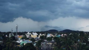 Karanlık bulutlu gökyüzünde şimşeklerin arasında bir uçak