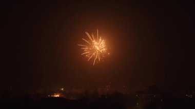 Hindistan 'daki Diwali kutlamaları sırasında gökyüzünde havai fişekler..