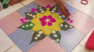 Renkli Rangoli, geleneksel Hint sanatı döşemeyi boyamak için renkli toz kullanıyor, Diwali Rangoli.