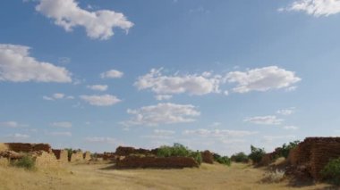 Eski bir köy manzarası, Hindistan, Rajasthan 'da kumtaşından yapılmış tuğla duvarlar..