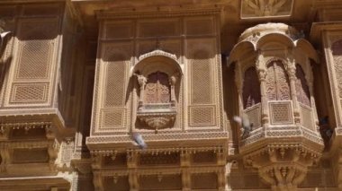 Patwon ki Haveli malikanesinde karmaşık oymalar ve sanat eserleri. Hindistan, Rajasthan 'da kumtaşından yapılmış eski bir haveli..