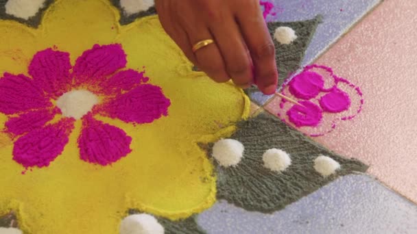 Πολύχρωμο Rangoli Παραδοσιακή Ινδική Τέχνη Χρησιμοποιώντας Χρωματιστή Σκόνη Για Διακοσμήσετε — Αρχείο Βίντεο