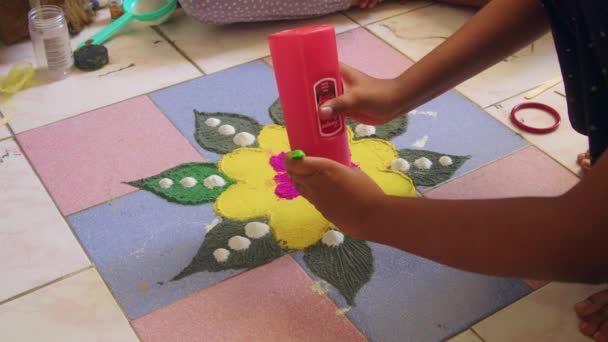 カラフルなレンゴリ フロアを飾るために着色された粉を使用して伝統的なインドの芸術 ディワリ レンゴリ — ストック動画