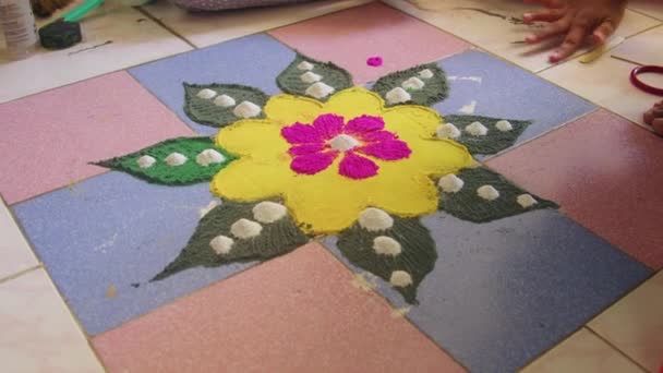 カラフルなレンゴリ フロアを飾るために着色された粉を使用して伝統的なインドの芸術 ディワリ レンゴリ — ストック動画