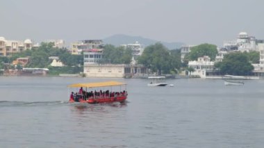 Hindistan 'ın Udaipur, Rajasthan gölündeki bir iskele manzarası..