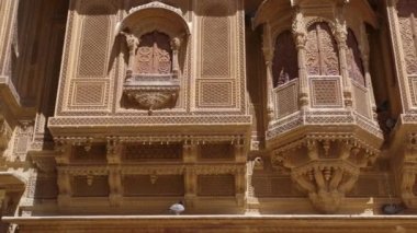 Patwon ki Haveli malikanesinde karmaşık oymalar ve sanat eserleri. Hindistan, Rajasthan 'da kumtaşından yapılmış eski bir haveli..