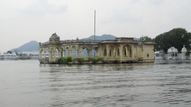 インドのラジャスタン ウディプールの湖の古い記念碑を見る — ストック動画