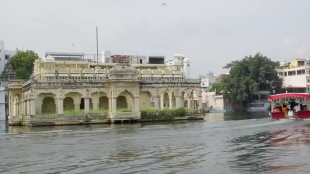Utsikt Över Ett Gammalt Monument Sjö Udaipur Rajasthan Indien — Stockvideo