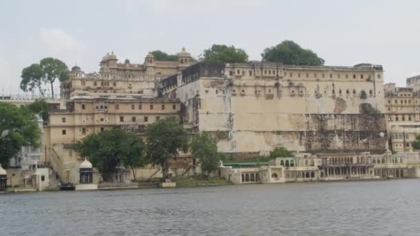 Vista Hermosos Edificios Palacio Tradicionales Capturados Desde Barco Lago Udaipur — Vídeo de stock