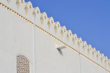 Madinah 'taki mavi gökyüzü olan Quba camii duvarı. İslami beyaz duvar tasarımı.