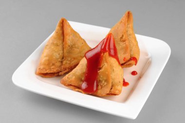 Sebze Samosa, çıtır çıtır ve baharatlı Hint üçgeni şeklinde aperatiftir. Çıtır çıtır patates püresi, bezelye ve baharatla doludur.