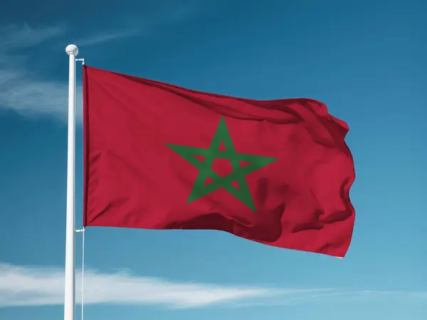 Güzel gökyüzünde Fas bayrağı sallıyor. bağımsızlık günü.