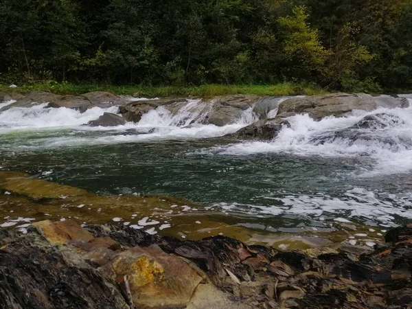 カルパチア人の川の小さな滝 — ストック写真