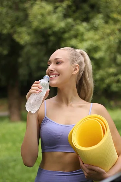 Sporty Young Woman Drinking Water Training Park Sunny Day She — Stock Photo, Image