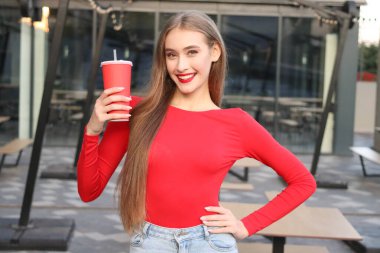 Kadın limonata içiyor. Gülümsüyor..