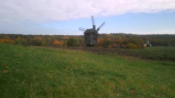 秋季当天 无人驾驶飞机在乌克兰基辅皮罗戈沃公园的草地上低空飞行 飞往古老的木制风车 — 图库视频影像