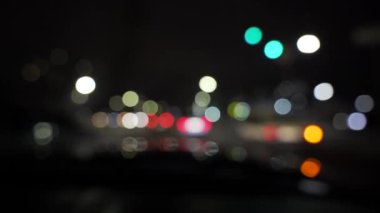 Geceleri araba ve trafik ışıklarıyla dolu bir Bokeh. Küçük Avrupa Şehir Gece Trafiği Bokeh 'i. Şehir caddesindeki trafik sıkışıklığında araba ışıkları yuvarlak renkli bokeh parlıyor. Yavaş çekim HD görüntüler