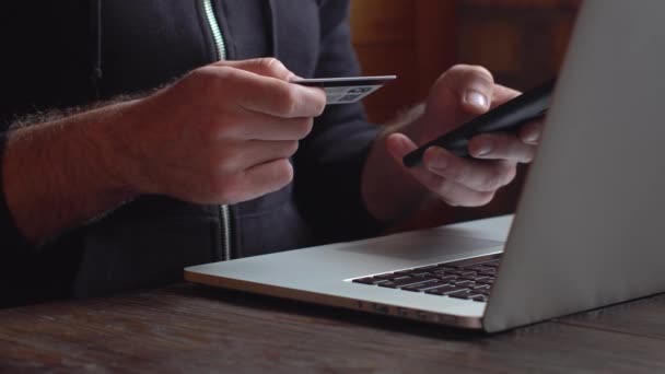 Άντρας Μαύρη Κουκούλα Κάνει Online Πληρωμές Πιστωτική Κάρτα Και Laptop — Αρχείο Βίντεο