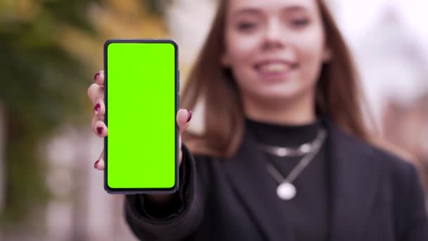 Charmante Jeune Femme Pointant Vers Écran Vert Sur Smartphone Faible — Video