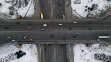 Yol ayrımının dikey hava aracı görüntüsü, büyük araba kavşağı. Hava yolu kavşağı, 4K 'lık görüntü düzeltildi. Kış, Kyiv, Ukrayna