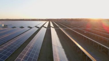 Güneş panellerinin havadan görünüşü tarlalarda sıralanır. Güç ekolojisi yenilikçiliği. Çevre çevre çevre yeşil enerji yeniliği.