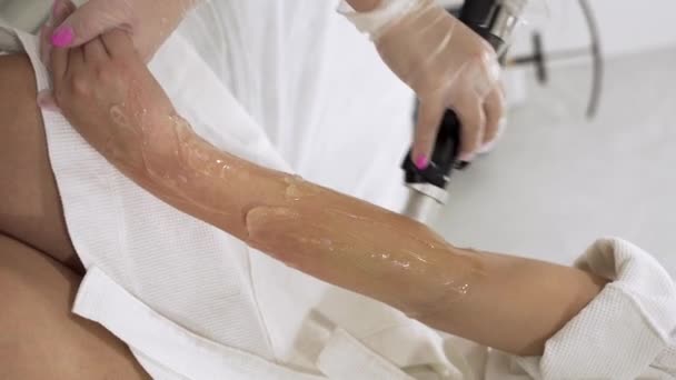 Vertical Close Video Professional Cosmetologist Doing Alexandrite Laser Hair Removal — Vídeos de Stock