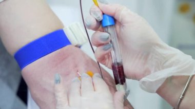 Kadın doktor hastanedeki koronavirüs için hastadan kan örneği alıyor. Çovid hastaların tedavisi için plazma numunesi. Klinik araştırma. Covid-19 salgın hastalık ve tıp konsepti.