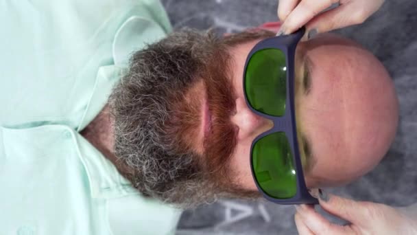 Close Bearded Bold Man Wearing Protective Glasses Head Depilation Laser — Stockvideo