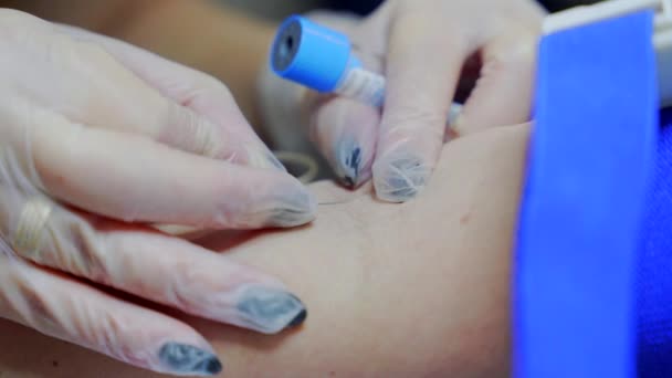 Laboratório Médico Trabalhador Tira Uma Amostra Sangue Para Análise Mão — Vídeo de Stock