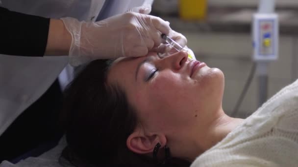 Lekarz Kosmetyk Wykonuje Zastrzyk Botoksyczny Usta Młodej Pięknej Kobiety Korekta — Wideo stockowe