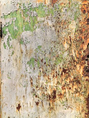 Aşınmış metal zemin. Paslı mavi boyanmış metal duvar. Paslı metal arka planda pas izleri var. Pas lekeleri. Metal yüzey paslanmış lekeler. Rystycorrosion.