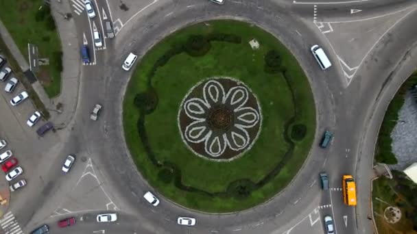 Drone Flies Roundabout Road Circular Cars Small European City Sunny — Stock Video