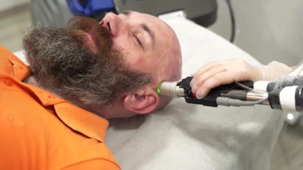 Närbild Skäggig Djärv Man Huvud Hårborttagning Laser Procedur Behandling Smärtfritt — Stockvideo