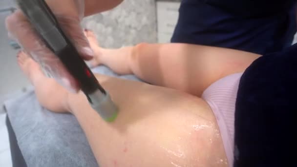 Närbild Video Professionell Kosmetolog Gör Laser Hårborttagning Ben Till Ung — Stockvideo