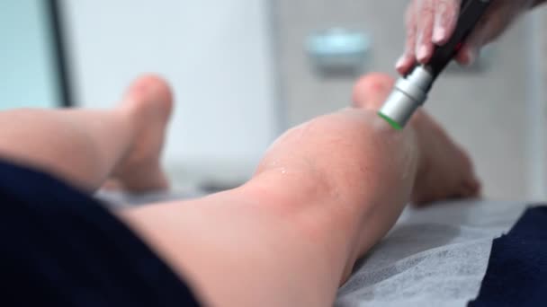 Close Video Van Professionele Cosmetoloog Doen Laser Ontharing Van Benen — Stockvideo