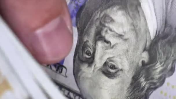 Verticale Video Van Handtellen Wad Van 100 Amerikaanse Dollars Geld — Stockvideo